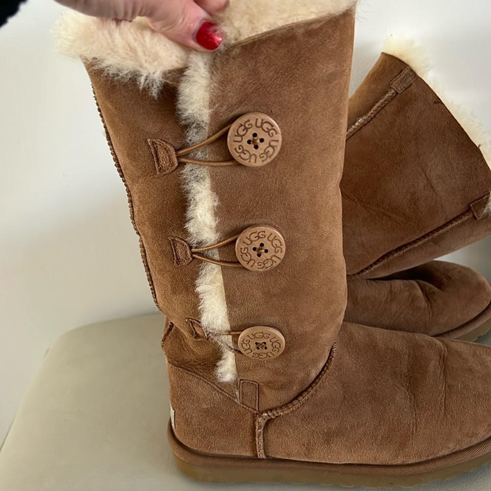Tall chestnut Bailey button Uggs